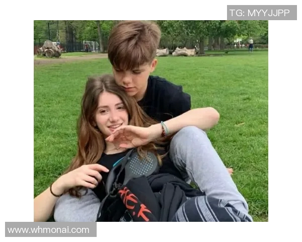 搞笑观众与足球明星亲密合影瞬间展现幽默与温馨的足球魅力